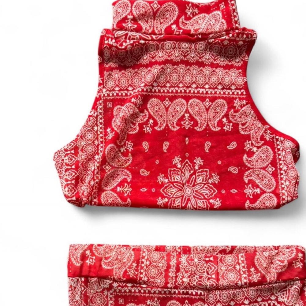 Red and white paisley print set